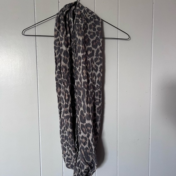 Coach Gray Leopard Print Scarf - Picture 1 of 3